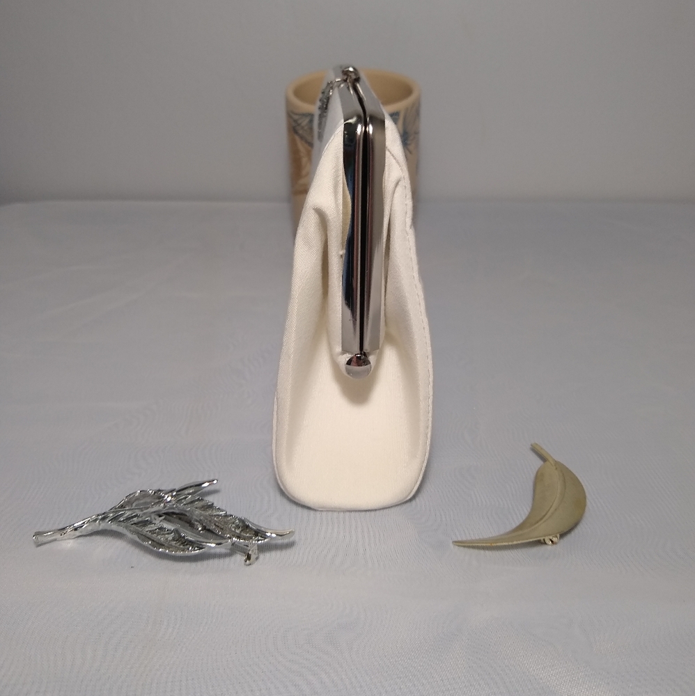 Vintage Women's White Clutch Purse NWT & Brouch - Picture 3 of 8